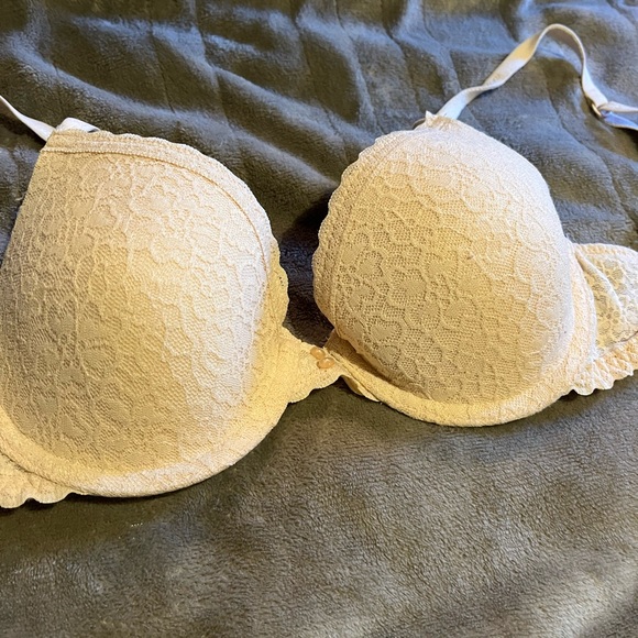 Elegant Lace Bra in Cream - Picture 2 of 4